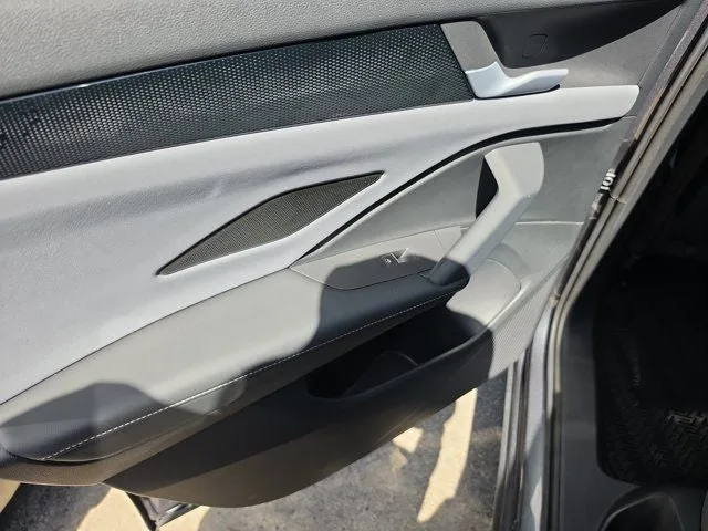 2025 Volkswagen Tiguan 2.0T SE photo 11
