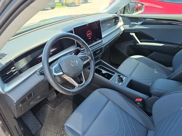 2025 Volkswagen Tiguan 2.0T SE photo 17
