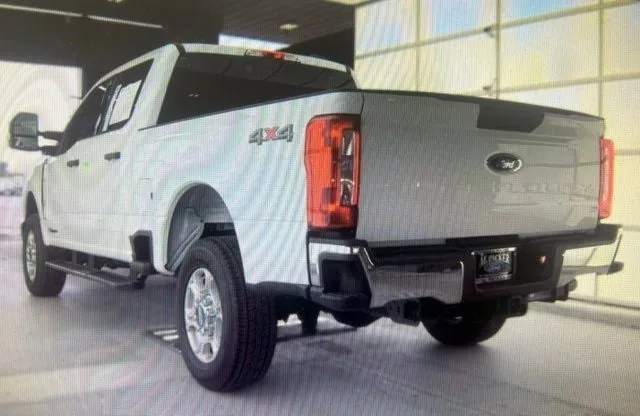 2025 Ford F-250SD XLT photo 2