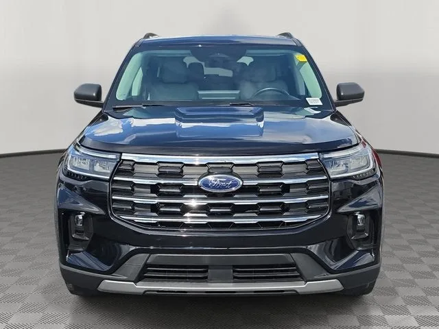 2025 Ford Explorer Active photo 2