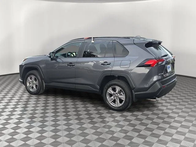 2025 Toyota RAV4 XLE photo 4