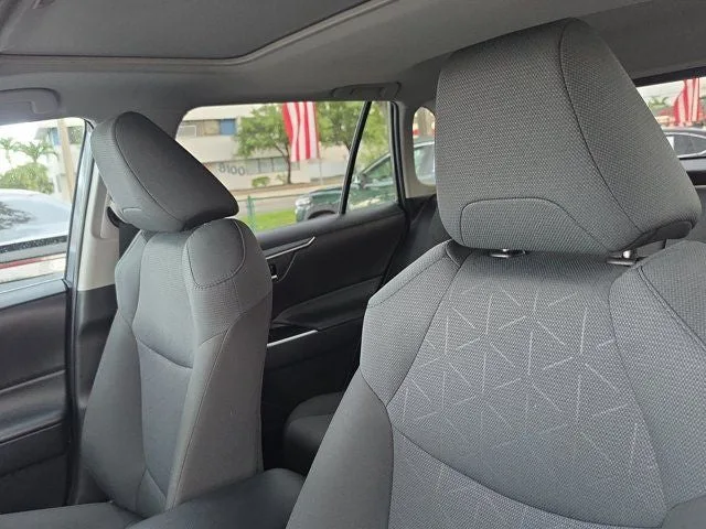 2025 Toyota RAV4 XLE photo 21