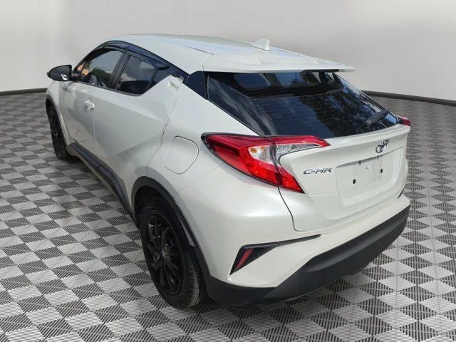 2020 Toyota C-HR LE photo 3