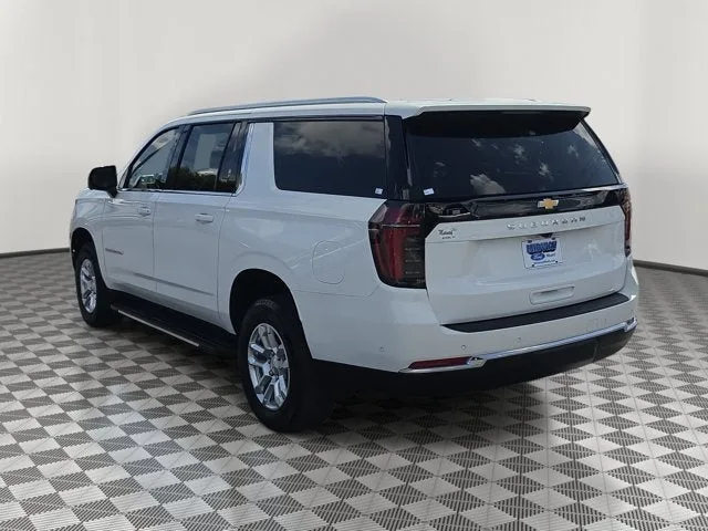 2025 Chevrolet Suburban LS photo 4