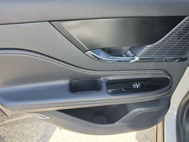 2021 Lincoln Corsair Standard photo 8