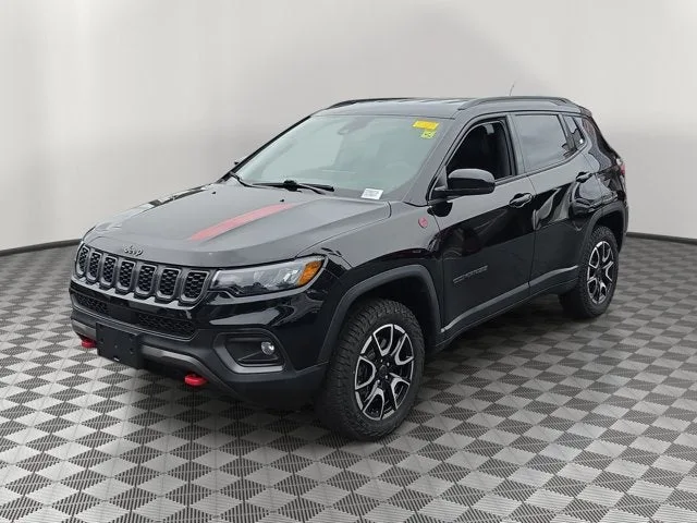 2025 Jeep Compass Trailhawk photo 3