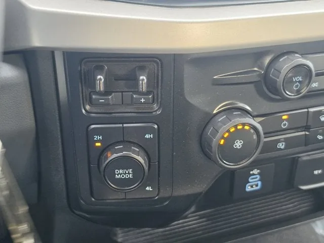 2025 Ford F-450SD XLT DRW photo 28