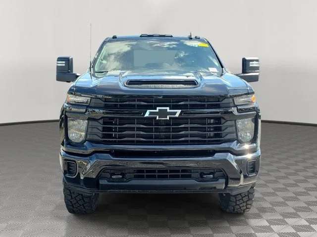 2025 Chevrolet Silverado 2500HD Custom photo 2