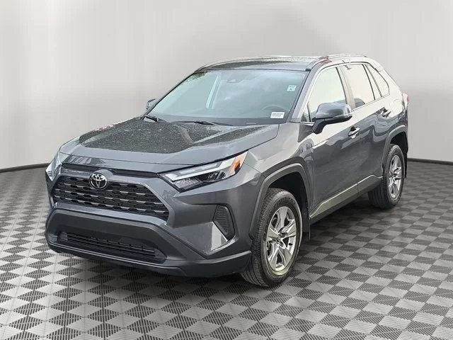 2025 Toyota RAV4 XLE photo 3