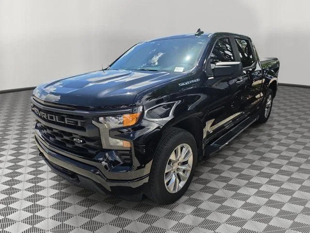 2024 Chevrolet Silverado 1500 Custom photo 3