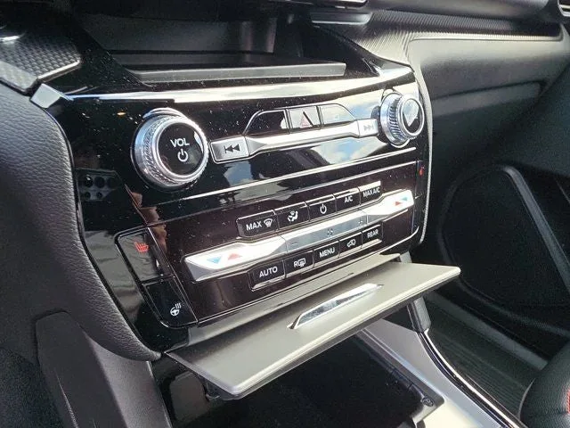 2023 Ford Explorer ST-Line photo 23