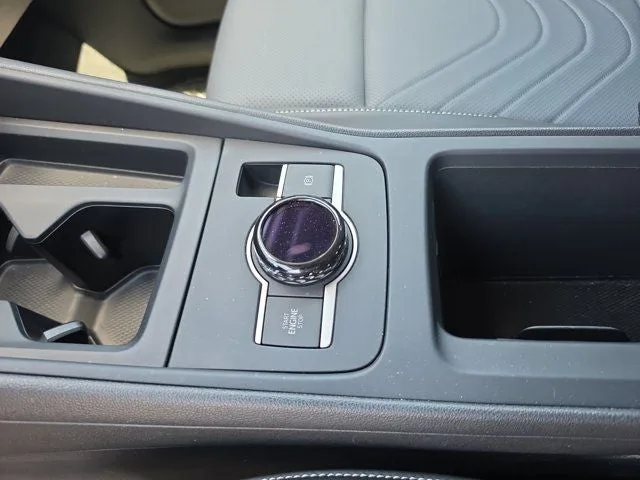 2025 Volkswagen Tiguan 2.0T SE photo 25
