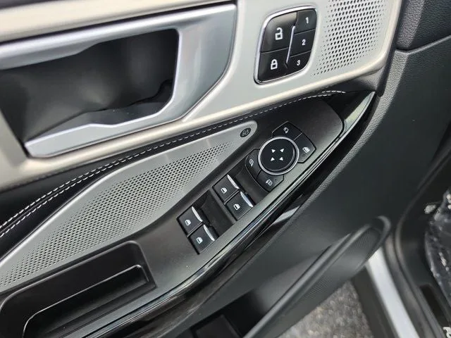 2023 Ford Explorer ST photo 21