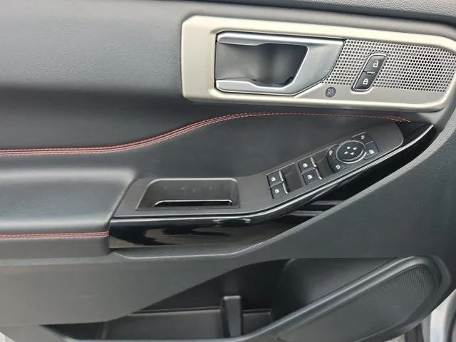 2023 Ford Explorer ST-Line photo 17