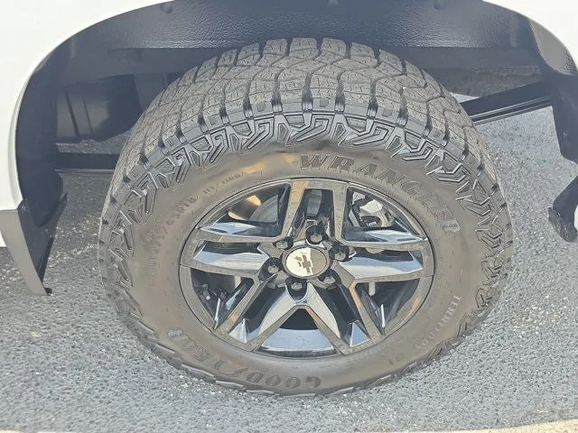 2024 Chevrolet Silverado 1500 LT photo 8