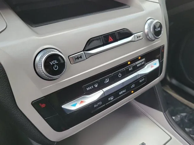 2023 Ford Explorer XLT photo 22