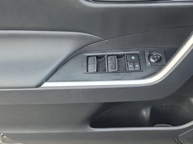 2025 Toyota RAV4 XLE photo 17