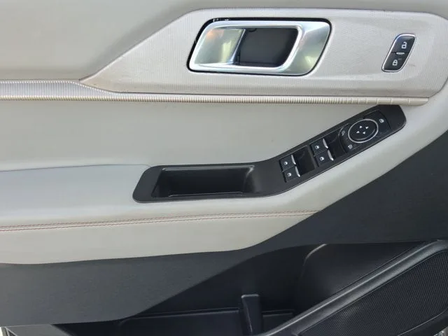 2025 Ford Explorer Active photo 19