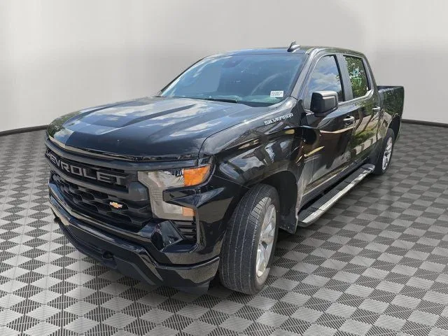 2023 Chevrolet Silverado 1500 Custom photo 2