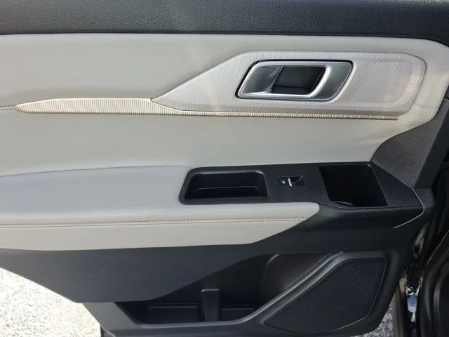 2025 Ford Explorer Active photo 12