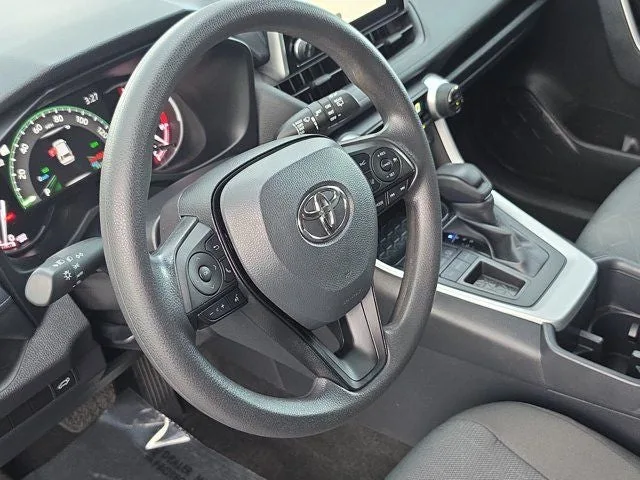 2025 Toyota RAV4 XLE photo 18
