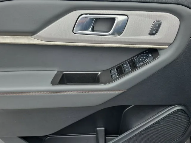2026 Ford Explorer Active photo 16
