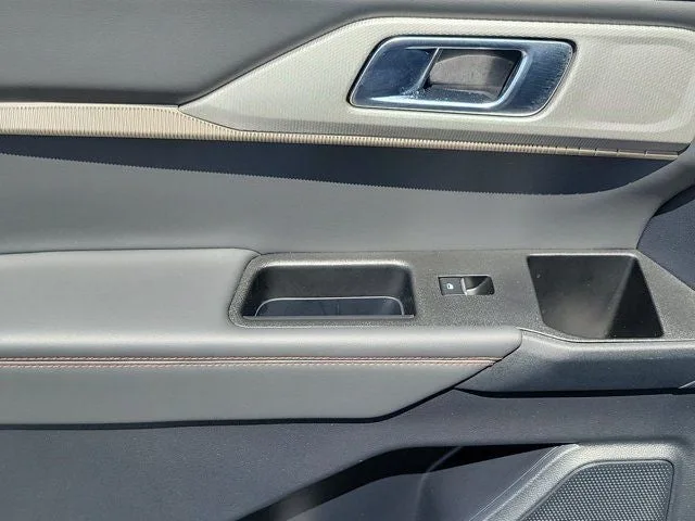2025 Ford Explorer Active photo 11