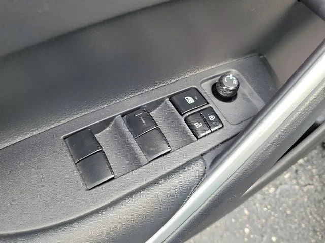 2023 Toyota Corolla Cross XLE photo 19