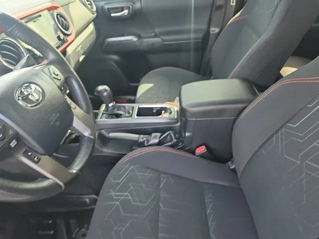 2018 Toyota Tacoma TRD Sport V6 photo 21