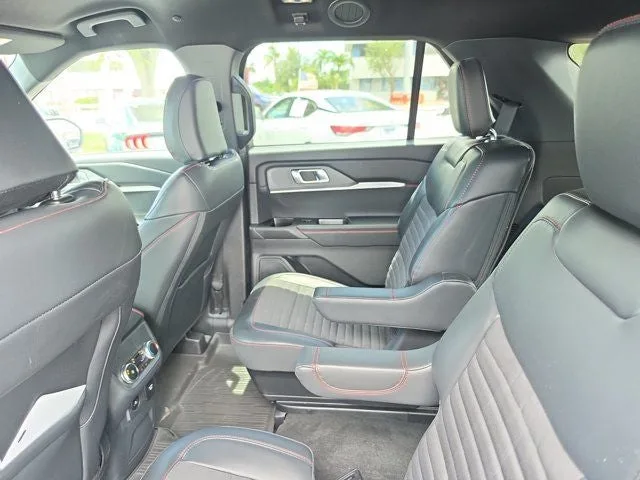 2025 Ford Explorer ST-Line photo 14