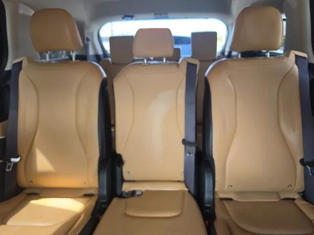2024 Kia Carnival EX photo 25