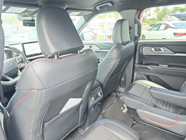 2025 Ford Explorer ST-Line photo 15