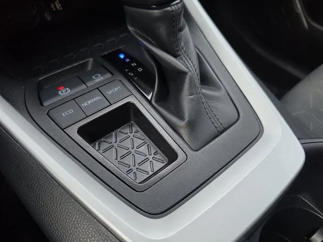 2025 Toyota RAV4 XLE photo 27