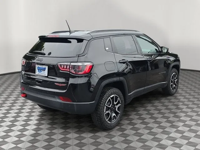 2025 Jeep Compass Trailhawk photo 6