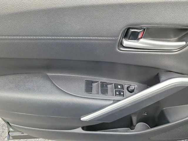 2023 Toyota Corolla Cross XLE photo 18