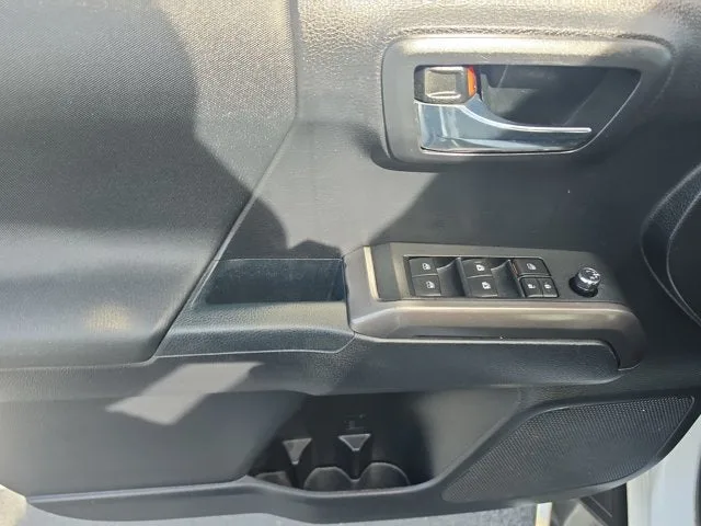 2018 Toyota Tacoma TRD Sport V6 photo 18