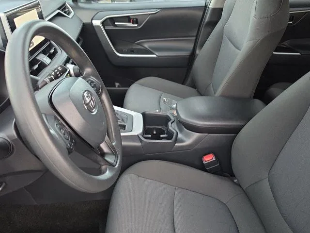 2025 Toyota RAV4 XLE photo 19