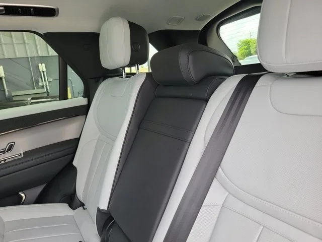 2026 Land Rover Range Rover Sport Dynamic SE photo 16