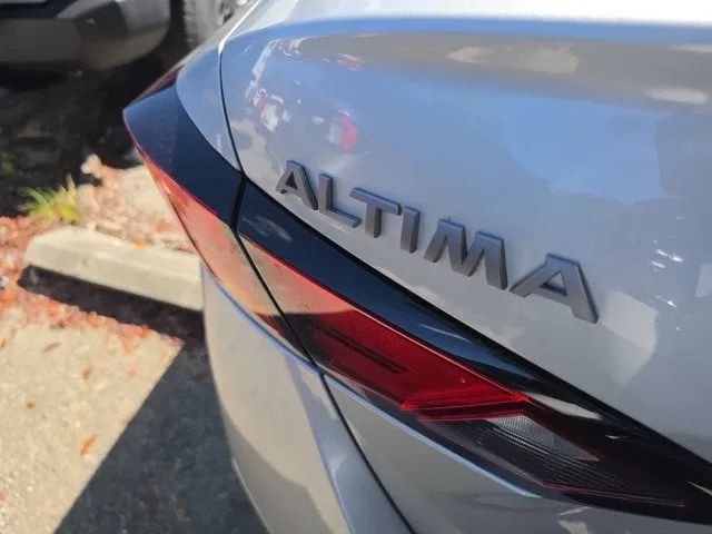 2025 Nissan Altima 2.5 SR photo 9