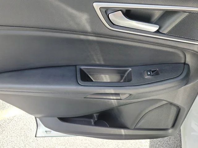 2022 Ford Edge SEL photo 12