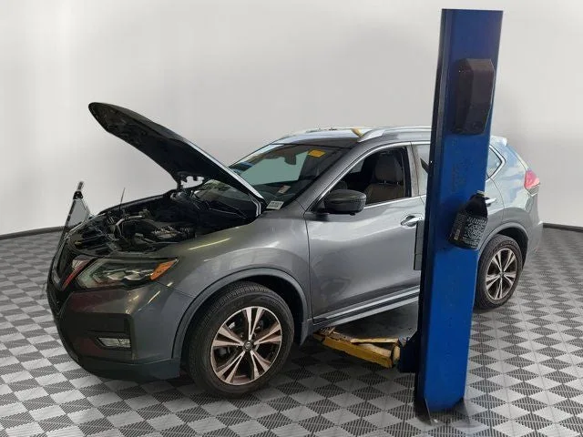 2017 Nissan Rogue SL photo 2