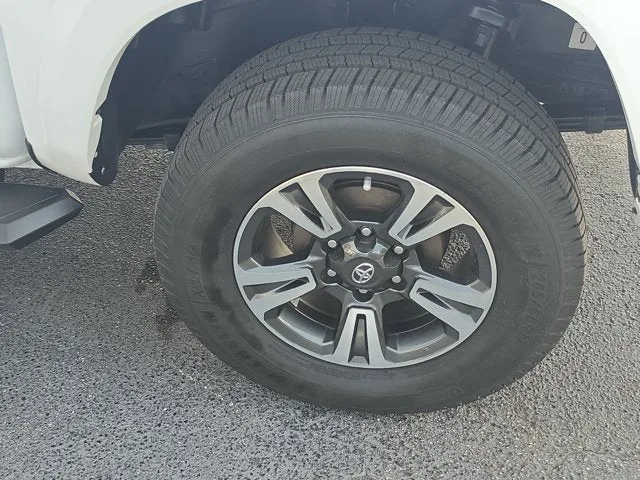 2018 Toyota Tacoma TRD Sport V6 photo 9