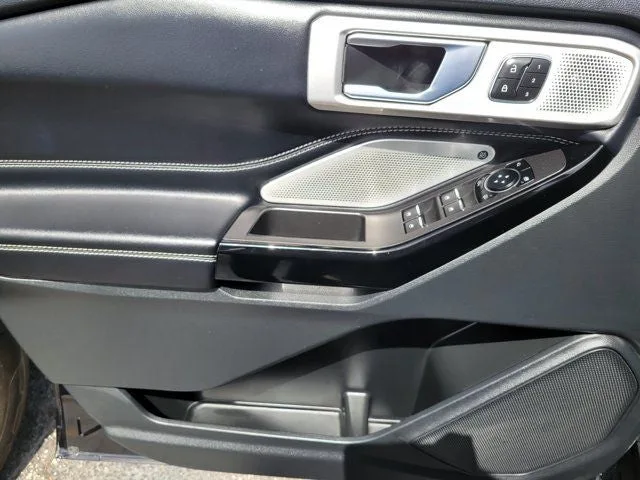 2023 Ford Explorer ST photo 21