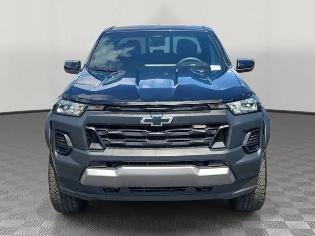 2024 Chevrolet Colorado Trail Boss photo 2
