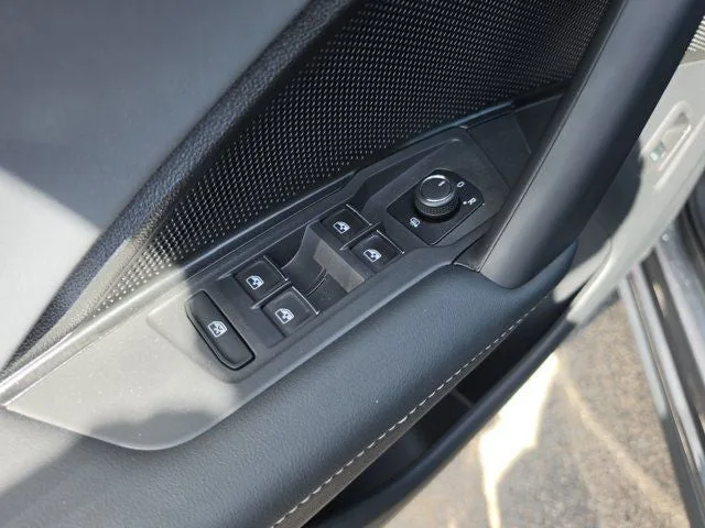 2025 Volkswagen Tiguan 2.0T SE photo 16