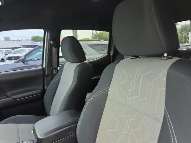 2021 Toyota Tacoma TRD Sport V6 photo 19