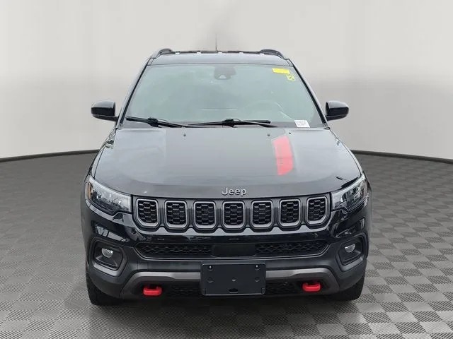2025 Jeep Compass Trailhawk photo 2