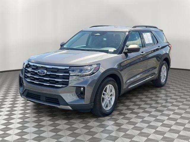 2025 Ford Explorer Active photo 2