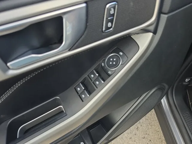 2023 Ford Explorer XLT photo 16
