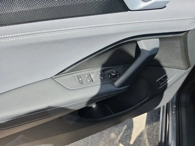 2025 Volkswagen Tiguan 2.0T SE photo 15
